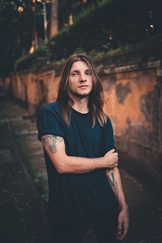 身穿蓝色衬衫的男子站在小路上