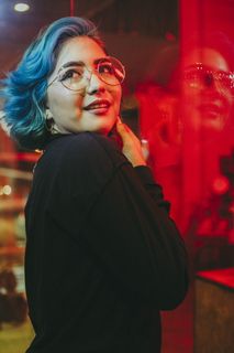 女人侧着身子抓着头发