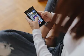 使用智能手机的美女