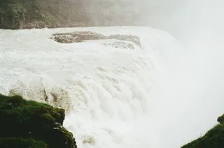 白天的瀑布，瀑布，白天，黑色，灰色，绿色，岩石，水