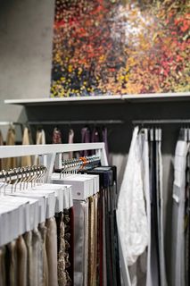 衣架上的设计面料系列