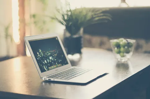 桌上的MacBook Pro 桌上的MacBook Pro