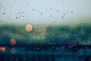特写摄影，露水，透明，玻璃，雨，水滴，潮湿，灯光
