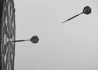 两个灰色飞镖，飞镖，棋盘，游戏，飞镖，瞄准，目标，精准度