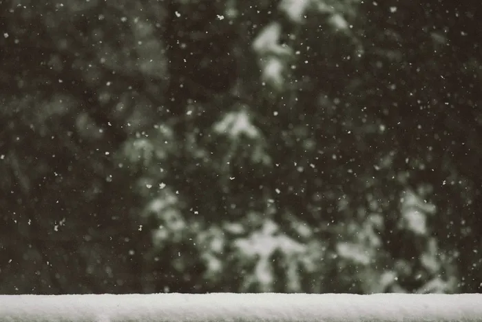 白色的雪花, 雪花, 下降, 窗框, 雪, 降雪, 雪花, 冬天
