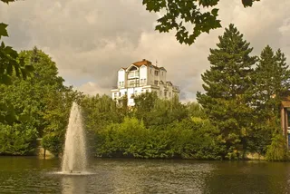 磨坊塔，尤尔岑，议会池塘，池塘，喷泉，水喷泉，水，树