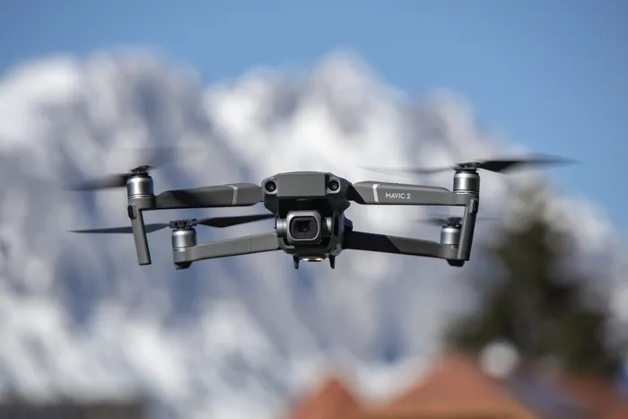 灰色Mavic 3无人机飞行中