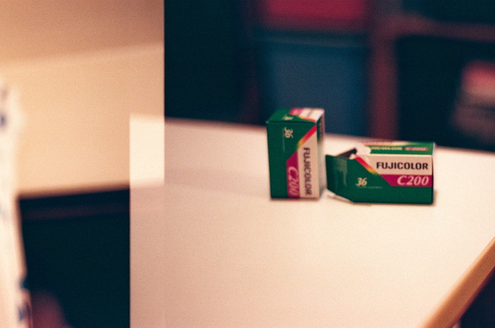 白色表面上的Fujicolor C200盒子
