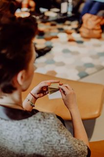 女性在折纸时折叠纸张