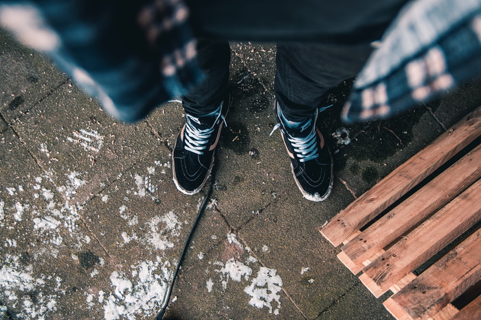 身穿黑色牛仔裤的男子，穿着一双货车Old Skool Sk8 hi