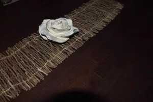 装饰，白玫瑰，玫瑰，木材，装饰，木材，石头，桌子，室内