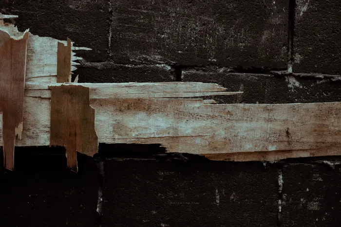 在黑墙上剥落的木头