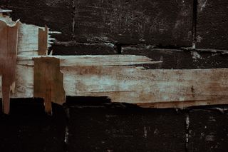 在黑墙上剥落的木头