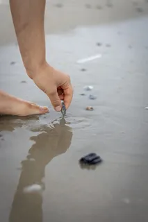 拿着灰色卵石的人 拿着灰色卵石的人