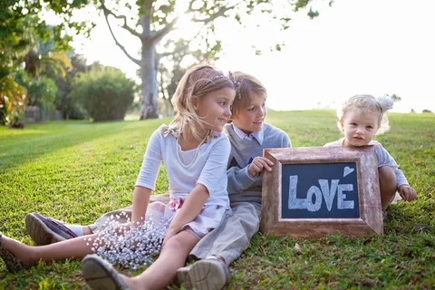 三，孩子，坐着，绿色，草地，快乐，女孩，男孩