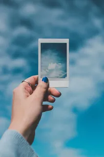 持云彩照片的人 持云彩照片的人