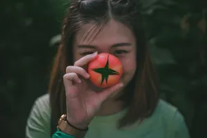番茄，肖像，女孩，一个人，聚焦前景，头像，真人，拿着