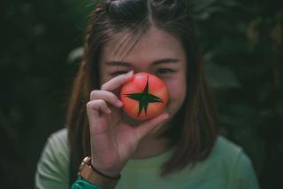 番茄，肖像，女孩，一个人，聚焦前景，头像，真人，拿着