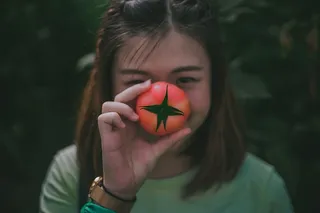 番茄，肖像，女孩，一个人，聚焦前景，头像，真人，拿着