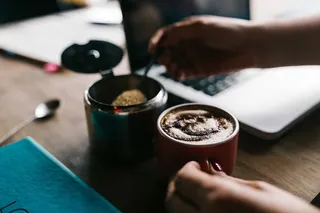 一杯加糖的咖啡