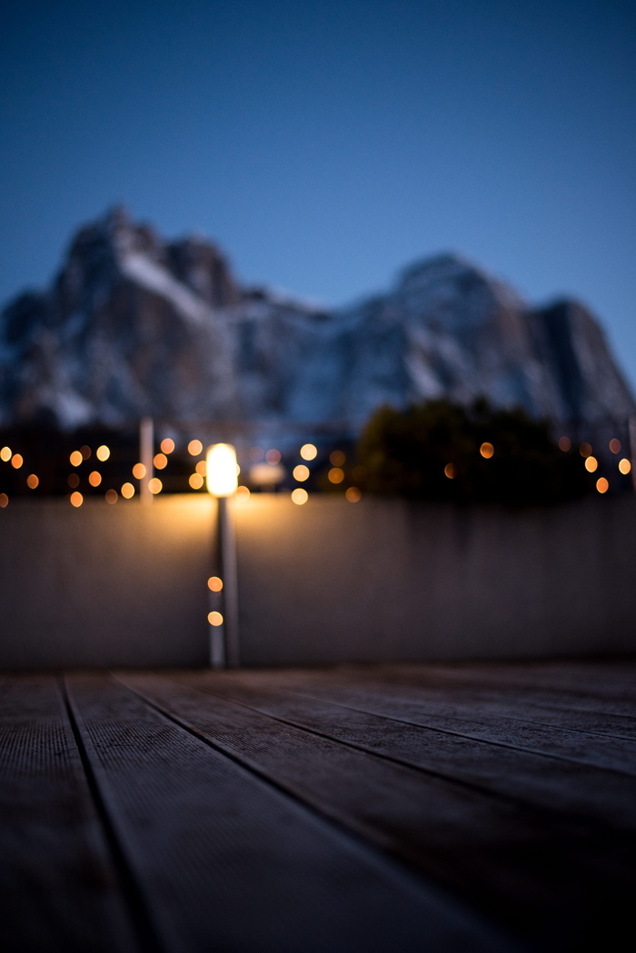 棕色木质表面选择性聚焦照片