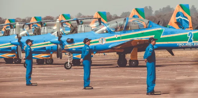 站在灰色水泥路面上的男子