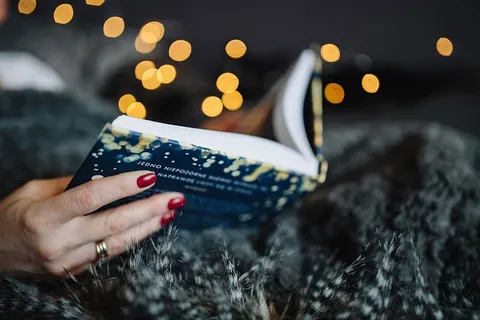 年轻女子在家看书喝酒