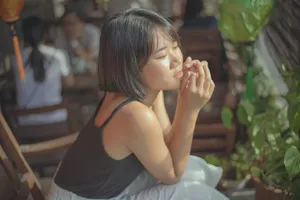 亚洲女性，背景模糊，椅子