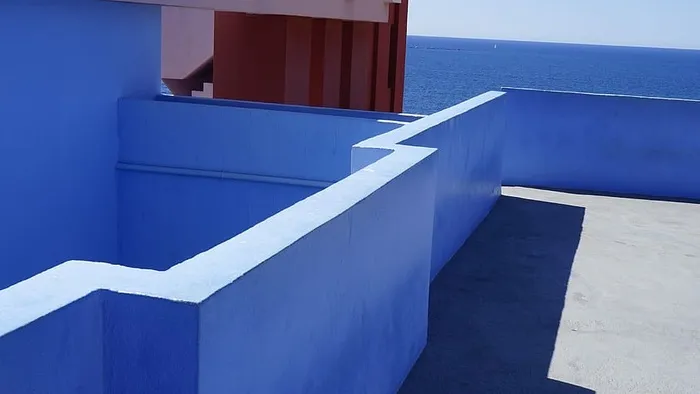 蓝色，建筑，建筑结构，无人，建筑外观，白天，阳光，图案