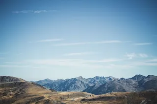 比利牛斯山脉位于欧洲西南部，是西班牙和法国之间的天然边界。