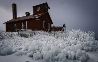 带雪地的红色谷仓