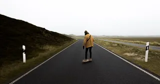 草，竹板，长板，寒冷，速度，复仇，雾，骑马