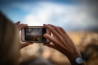 电子产品，手机，手机，手机，人，人，手表，脸