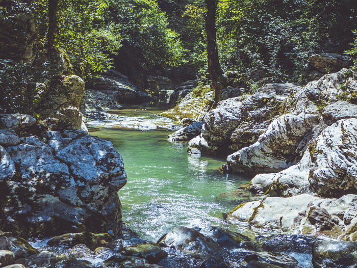 岩石环绕的河流