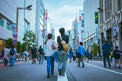 走在柏油路上的人 走在柏油路上的人
