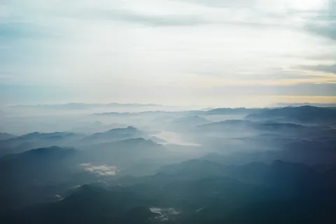 白天在白色天空下被雾包围的蓝山的航空摄影 白天在白色天空下被雾包围的蓝山的航空摄影