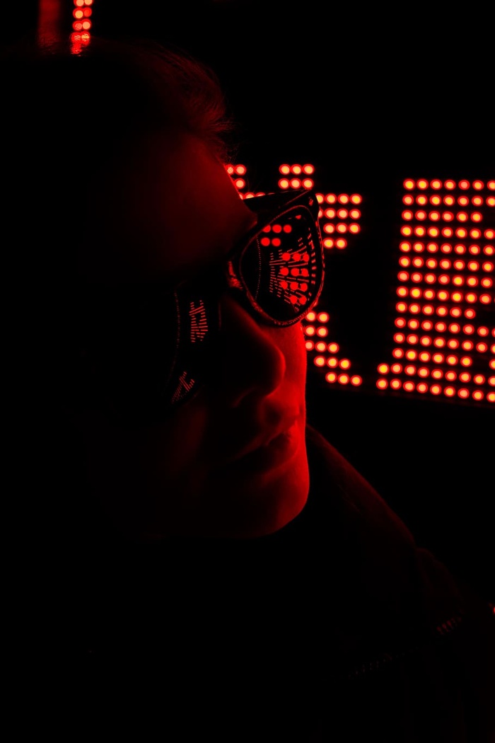 在黑暗的房间里戴墨镜的男人