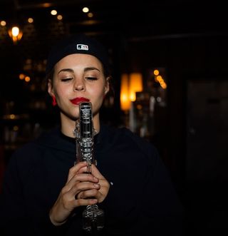 拿着玩具手枪的女人