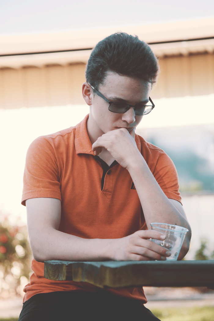 男孩，思考，桌子，眼镜，橙色，杯子，一个人，前视图