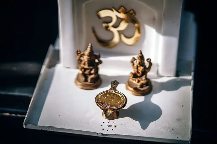 比特币加密货币与印度佛教微雕放在一起。神圣的身体BTC。