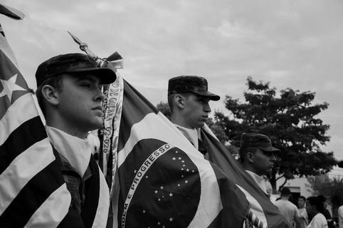 男子举旗的单色照片