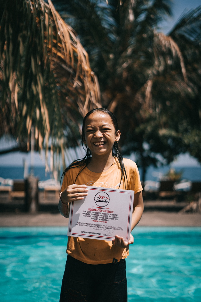 持有证书的女孩