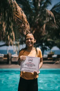 持有证书的女孩