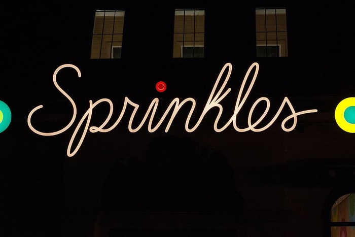 美国，布埃纳湖维斯塔，斯普林斯纸杯蛋糕和冰淇淋迪士尼温泉，斯普林斯，霓虹灯，纸杯蛋糕，夜晚，文本