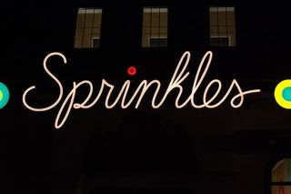 美国，布埃纳湖维斯塔，斯普林斯纸杯蛋糕和冰淇淋迪士尼温泉，斯普林斯，霓虹灯，纸杯蛋糕，夜晚，文本