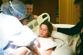 躺在病床上的女子