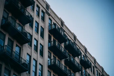 棕色混凝土多层建筑白天低角度摄影 棕色混凝土多层建筑白天低角度摄影
