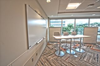 天花板，椅子，书桌，室内，桌子，白板，窗户，窗户