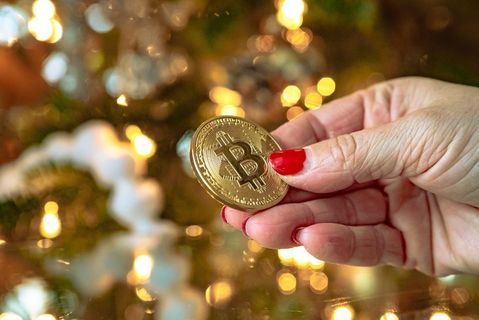 比特币，以太坊，加密货币，加密货币，圣诞节，灯，树，节日