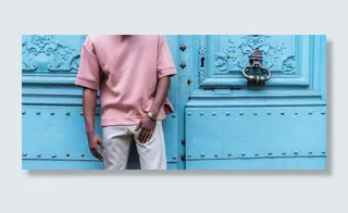 站在蓝色墙壁旁边的人